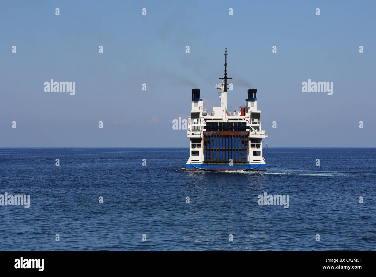 Große weiße Fähre beladenen Autos schweben seewärts Stockfoto