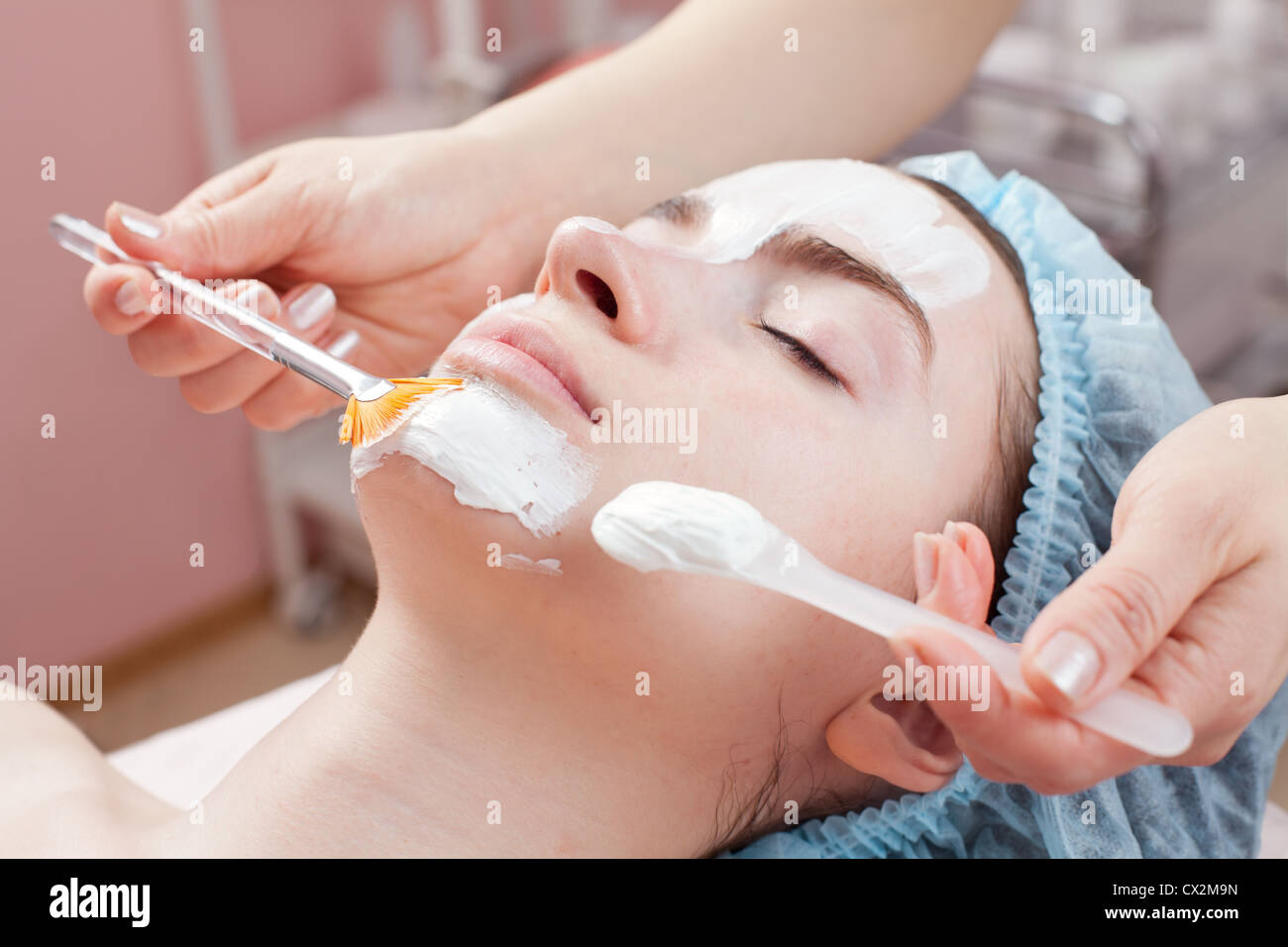 Schöne Frau mit klare Haut bekommen Beauty-Behandlung für ihr Gesicht im Salon. Klare Haut. Stockfoto