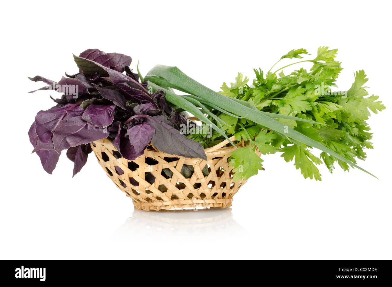 Korb mit Gemüse auf einem weißen Hintergrund isoliert Stockfoto