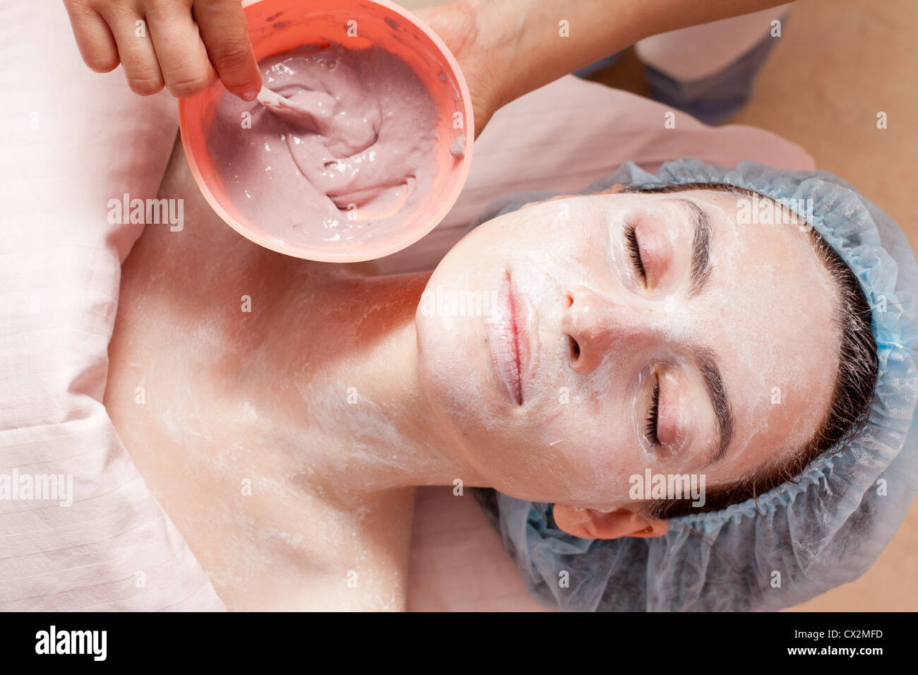 Schöne Frau vor dem Auftragen der Gesichtsmaske - Beauty-Behandlung im salon Stockfoto