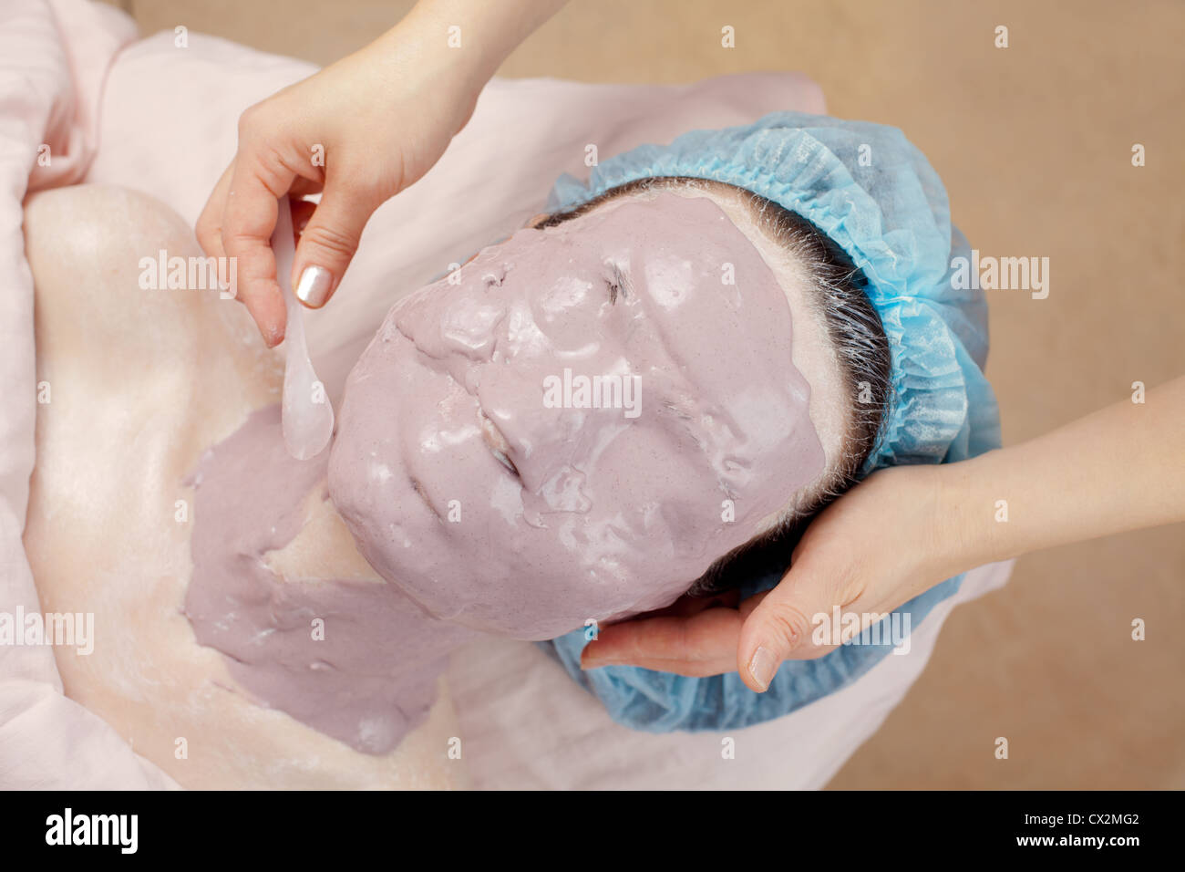 Gesichts-Algen Maske anwenden im Beauty-salon Stockfoto