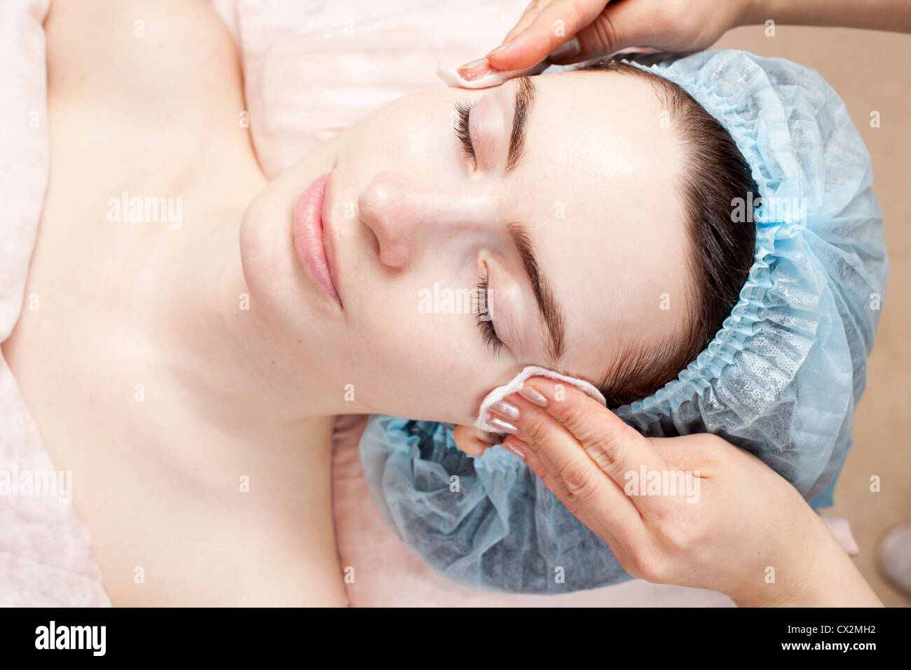 Schöne Frau mit klare Haut bekommen Beauty-Behandlung für ihr Gesicht im Salon. Klare Haut. Stockfoto
