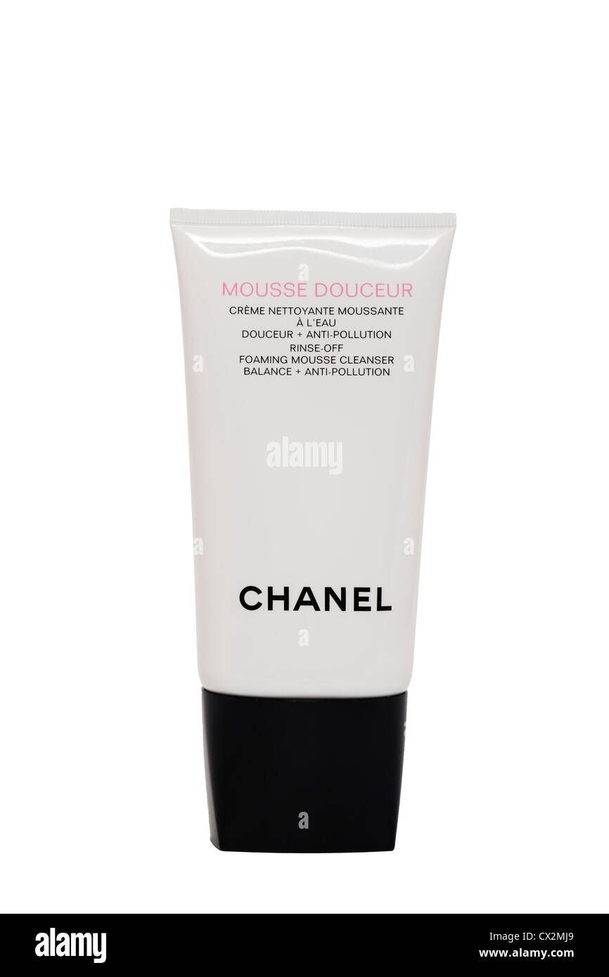 Eine Tube Chanel Mousse Douceur Reiniger auf weißem Hintergrund Stockfoto
