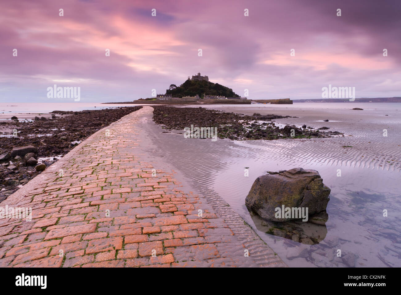 Damm bei Ebbe, was zu St. Michaels Mount, Cornwall, England. Herbst (Oktober) 2010. Stockfoto