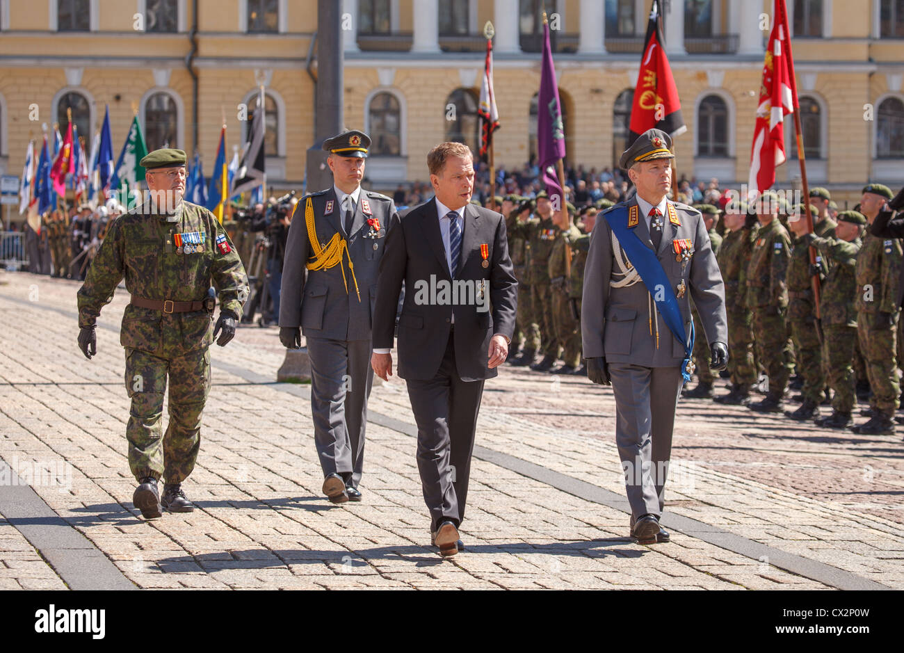 Präsident Niinistö Inspektion paradieren Truppen am 4. Juni 2012 in Helsinki. Stockfoto