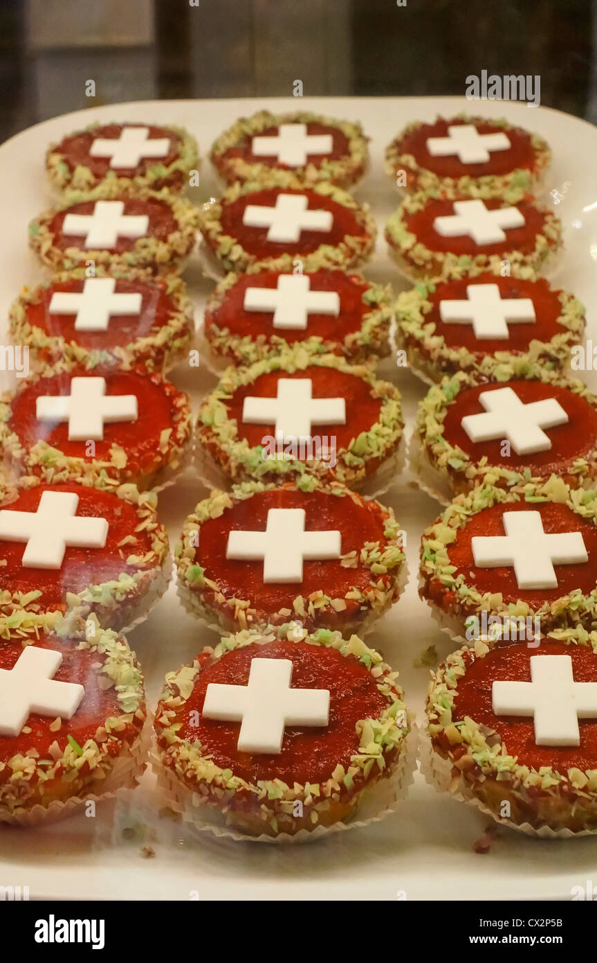 Kuchen mit wenig Schweizer Flagg, weißes Kreuz für 1 August Nationalfeiertag, Schweiz Zürich, Stockfoto