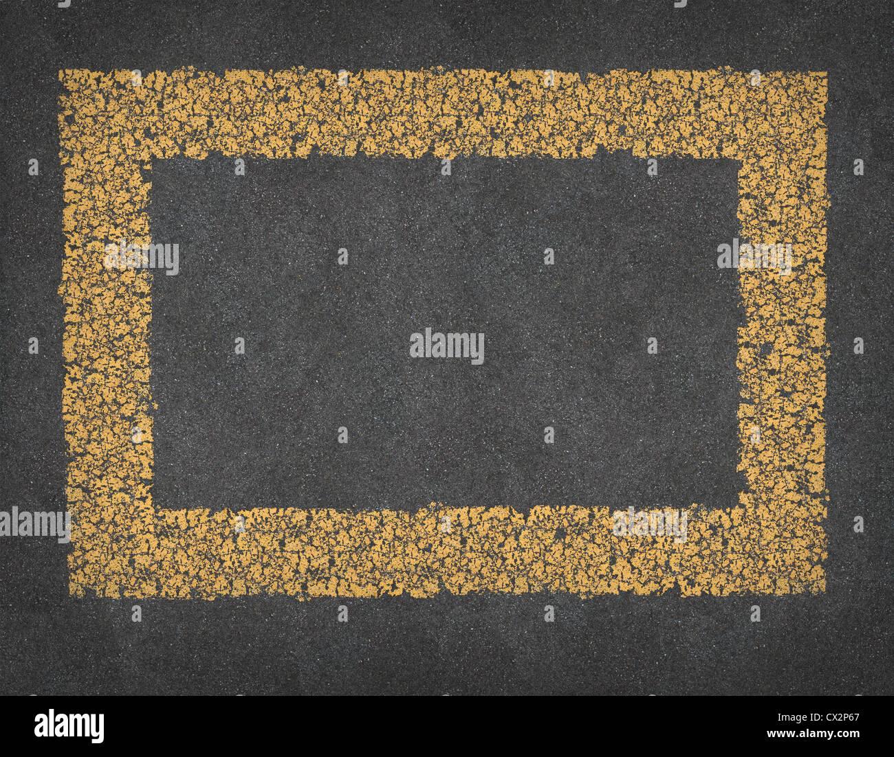 Gelbe Linie Straße leeren rechteckigen Rahmen auf schwarzem Asphalt als Verkehrsmittel und Autobahn Reisen Gestaltungselement. Stockfoto