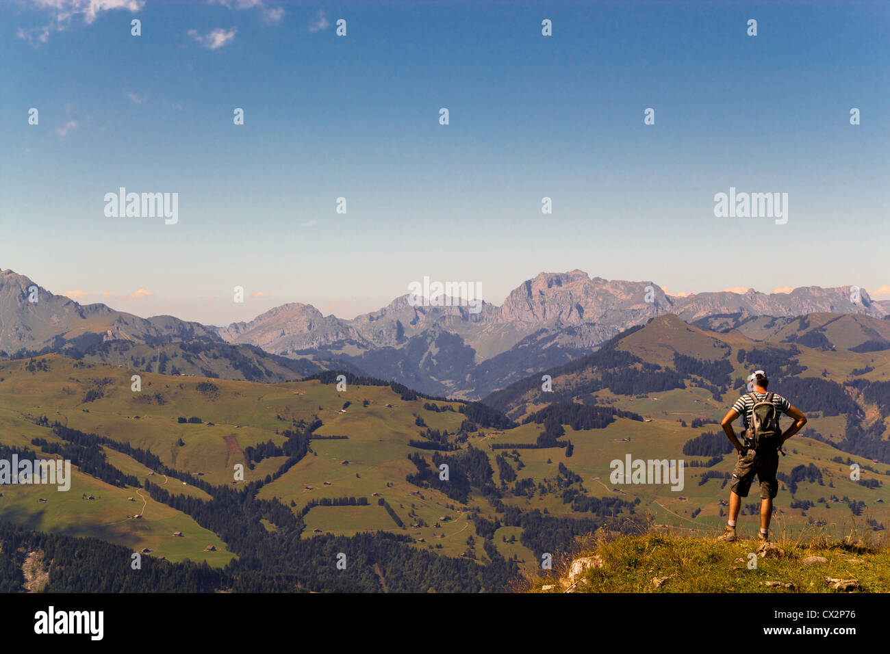 Wanderer mit Blick auf die Schweizer Alpen aus der Signal de Soi, Kanton Wallis, Schweiz Stockfoto