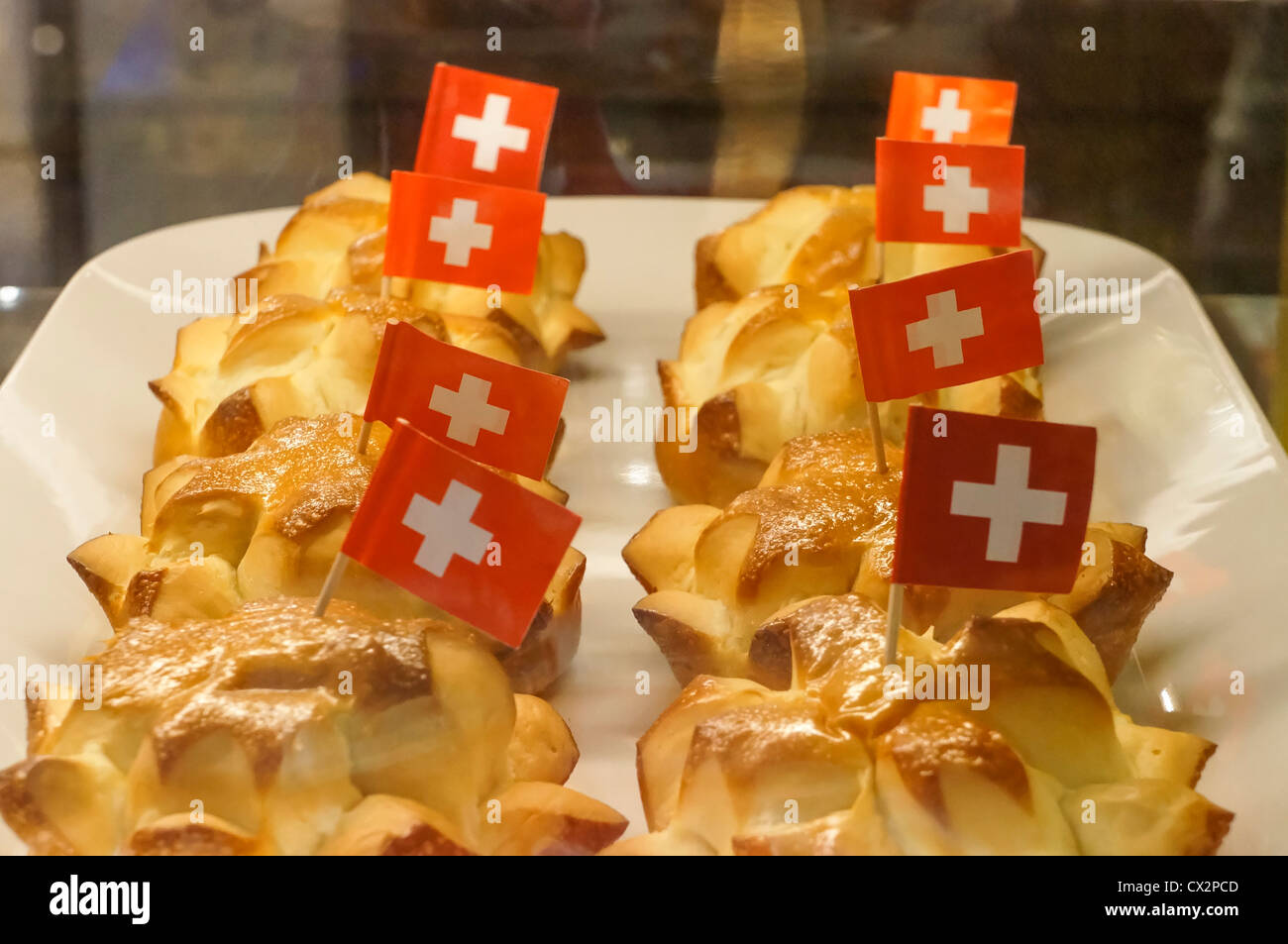 Kuchen mit wenig Schweizer Flagg, weißes Kreuz für 1 August Nationalfeiertag, Schweiz Zürich, Stockfoto