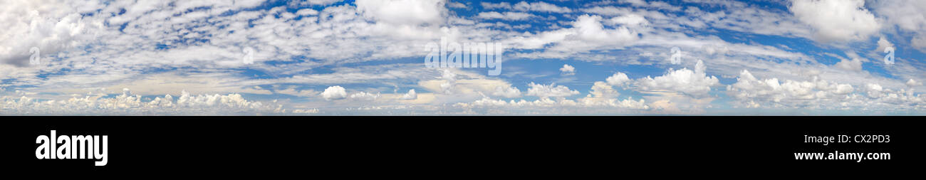 Hohe Auflösung super Panorama der verschiedenen Wolkenformationen am Himmel Stockfoto