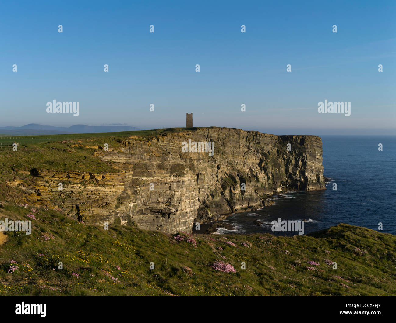 dh Marwick Head BIRSAY ORKNEY Kitchener Memorial Meer Klippen RSPB Vogel Naturschutzgebiet Klippe Stockfoto