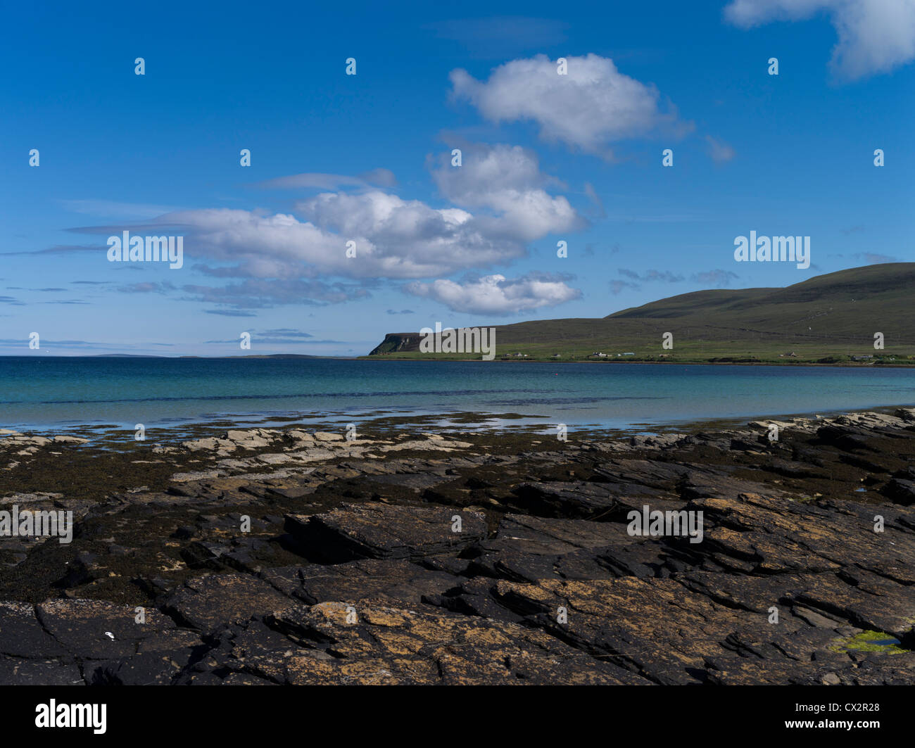 dh Scapa Flow HOY ORKNEY Rocky Sea Shore coastline blue Sky Summer day scottish Coast coastlines Sea Shore Island of scotland Stockfoto