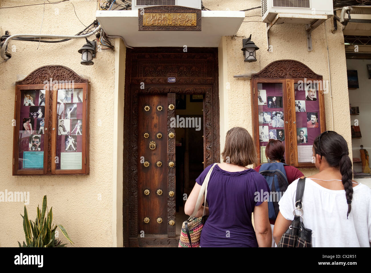 Touristen im Mercury House, wo Freddie Mercury als ein Kind, Stone Town, Sansibar, Afrika lebte Stockfoto
