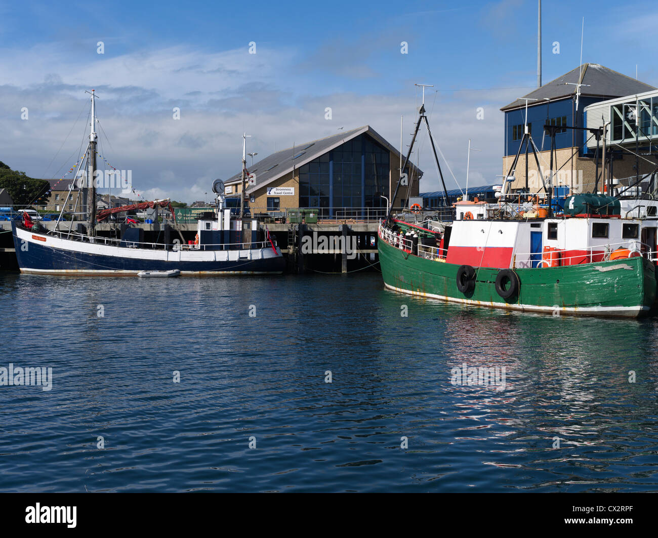 dh STROMNESS ORKNEY Tauchen Schiffe festgemacht Stromness Hafen Pfeiler Stockfoto