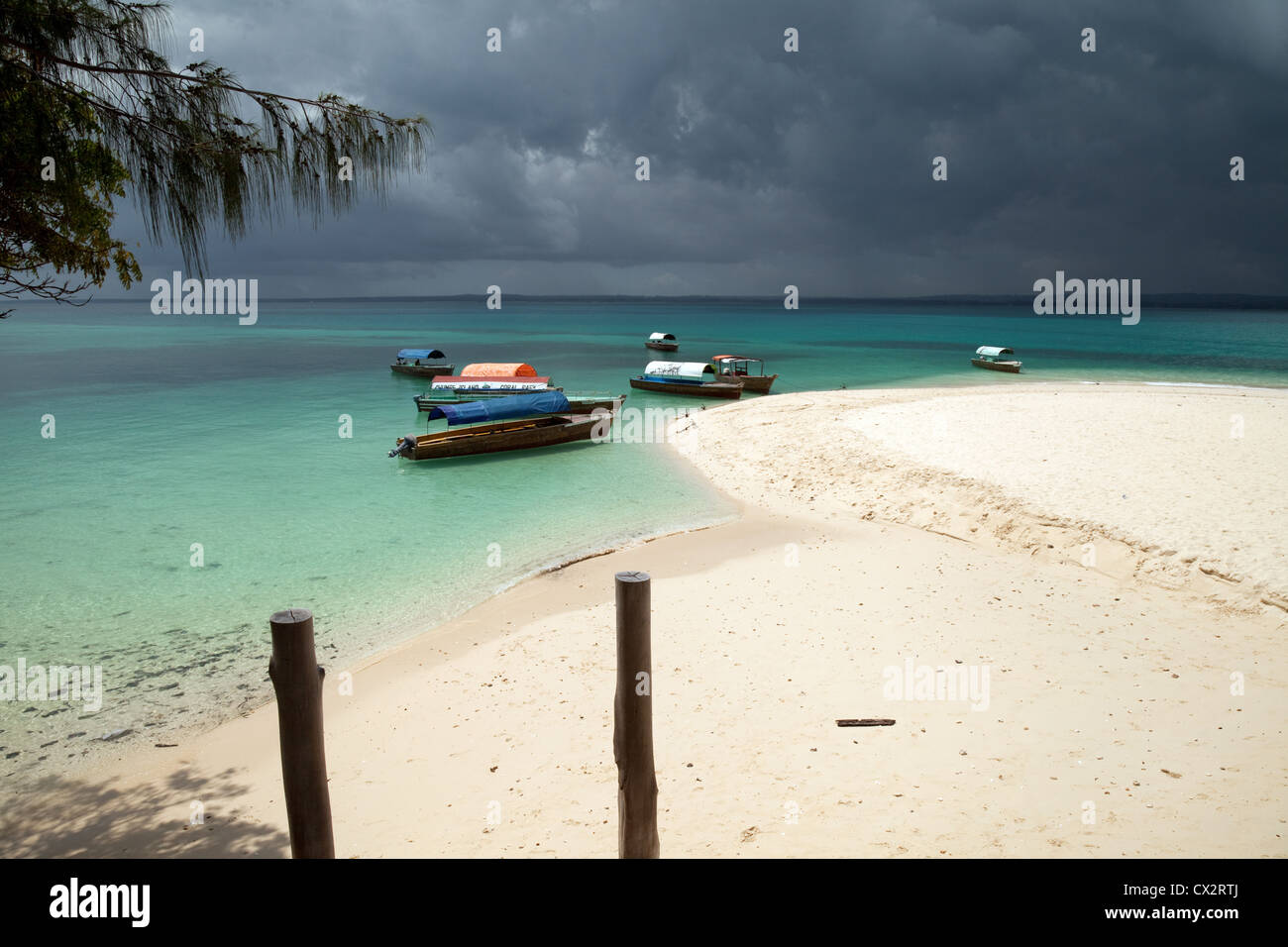 Boote vertäut an einem wunderschönen tropischen Sandstrand, Gefängnisinsel, Sansibar Afrika Stockfoto