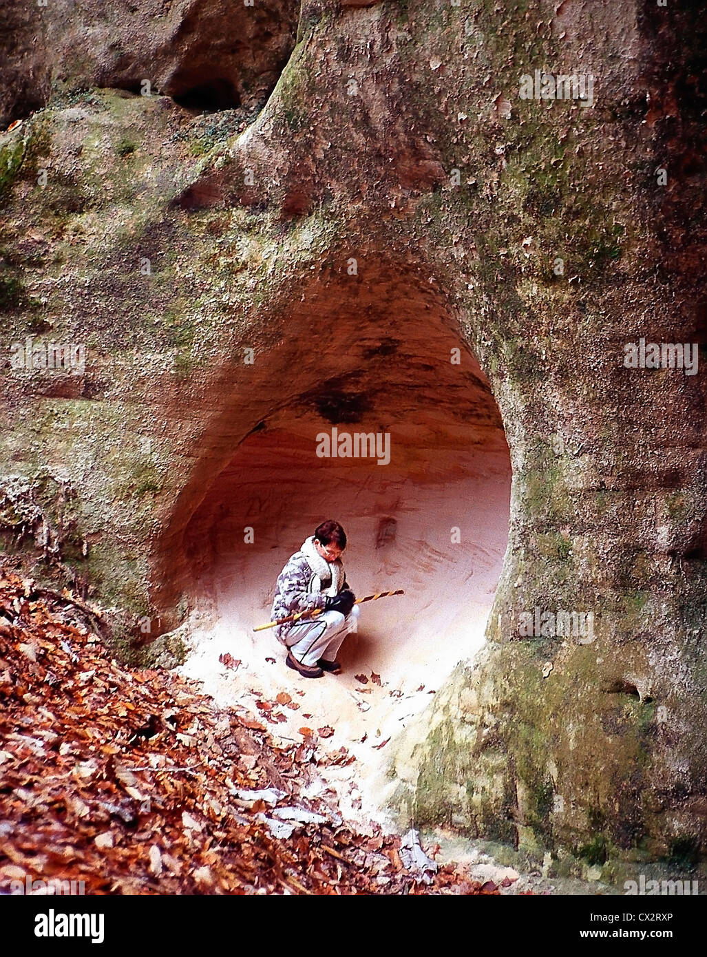 Ein Wanderer meditiert in einer Nische Sandstein in Pickett Staatspark, Tennessee Stockfoto