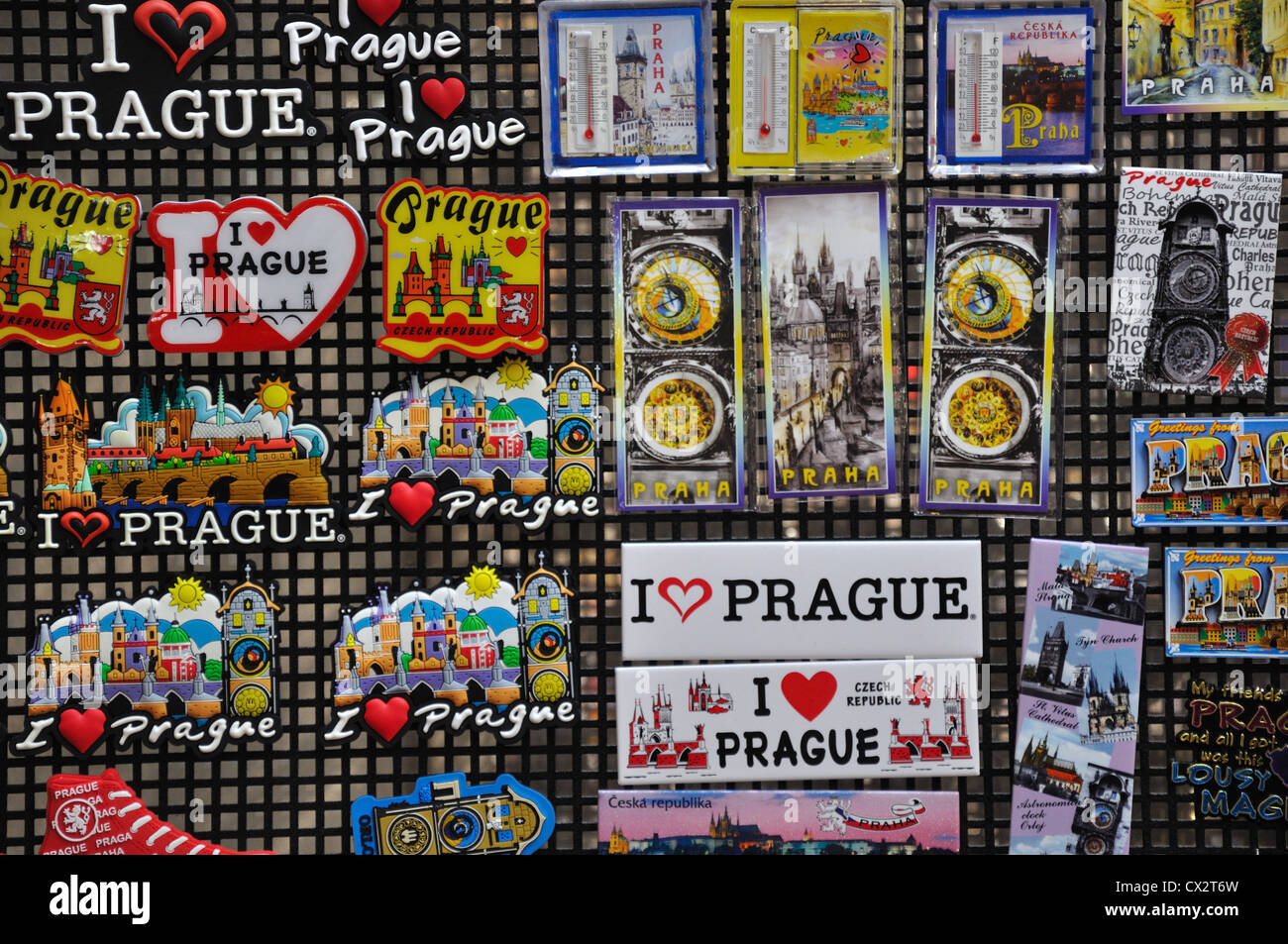 Nahaufnahme von Kühlschrankmagneten und Souvenirs aus Prag, Tschechische Republik. Stockfoto