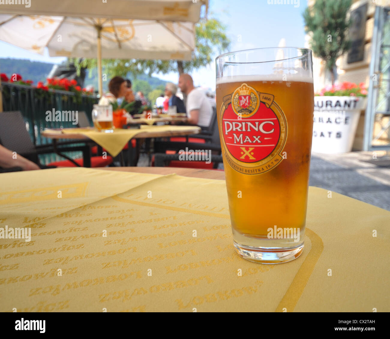 Glas Bier auf einen Tisch im Restaurant, Prag, Tschechische Republik. Stockfoto
