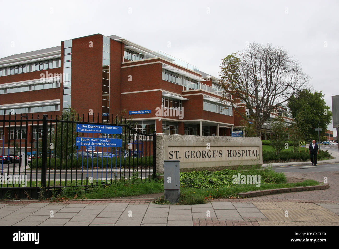 Außenansicht des St. Georges Hospital NHS Foundation Trust, Tooting, London, Großbritannien Stockfoto