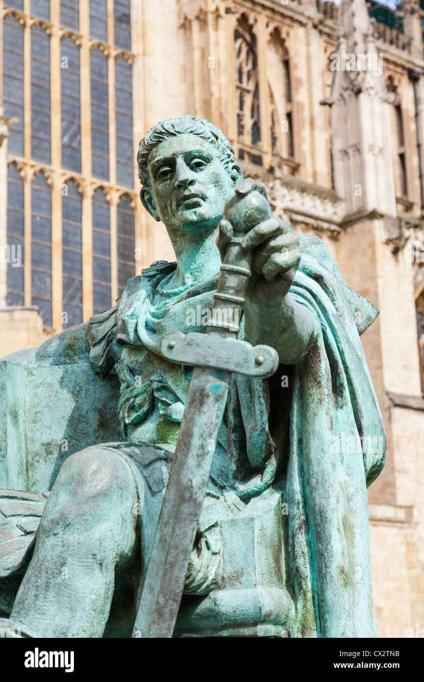 Statue des römischen Kaisers Konstantin der große, außerhalb York Minster. Stockfoto