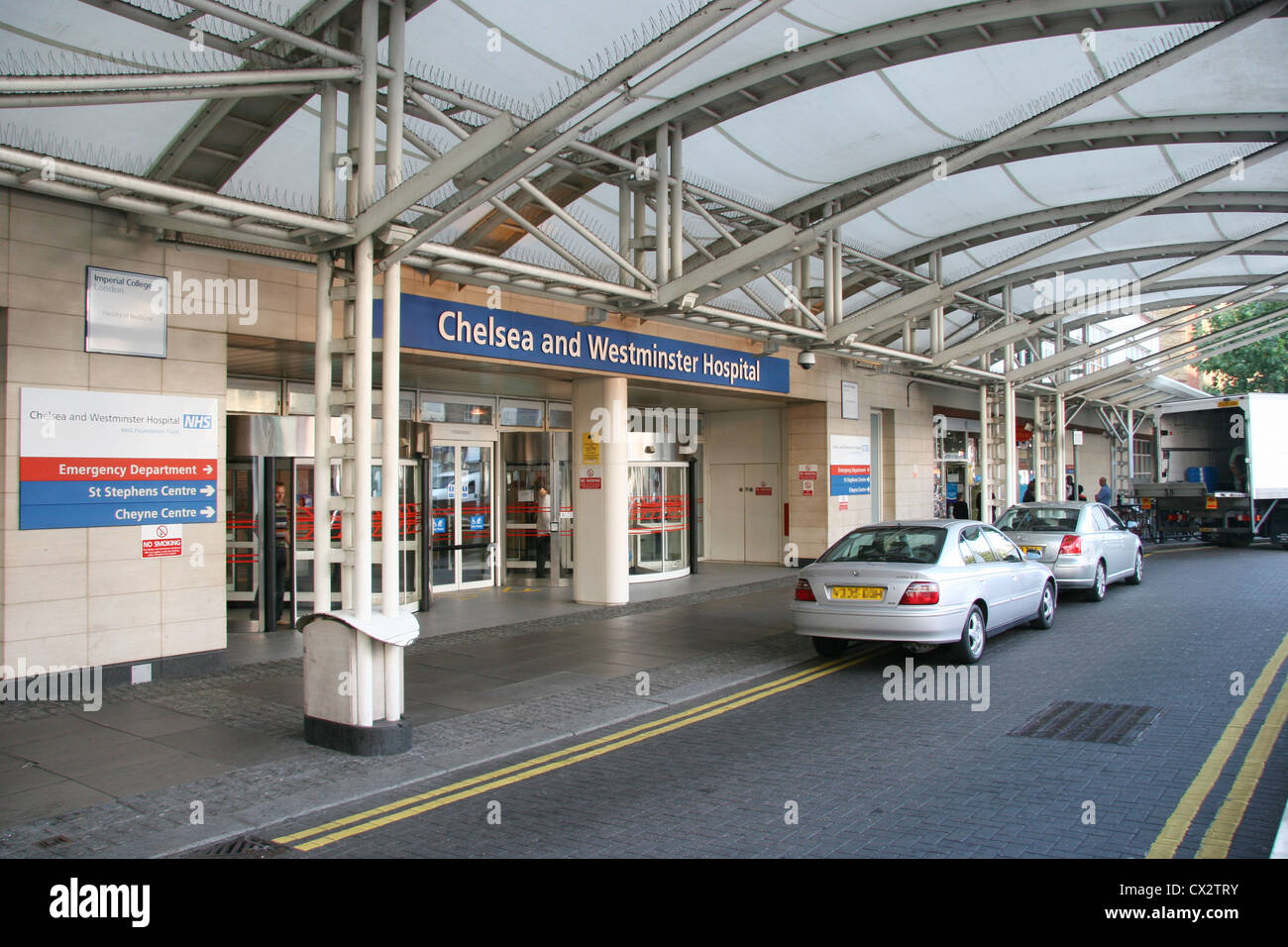 Am Eingang zum Chelsea und Westminster Krankenhaus, Fulham Rd, London SW10 9NH geparkten Autos Stockfoto