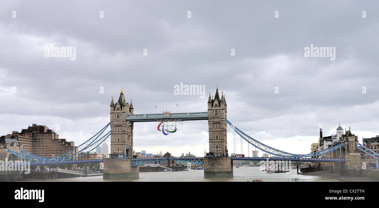 Die Tower Bridge und die Olympischen Ringe Stockfoto