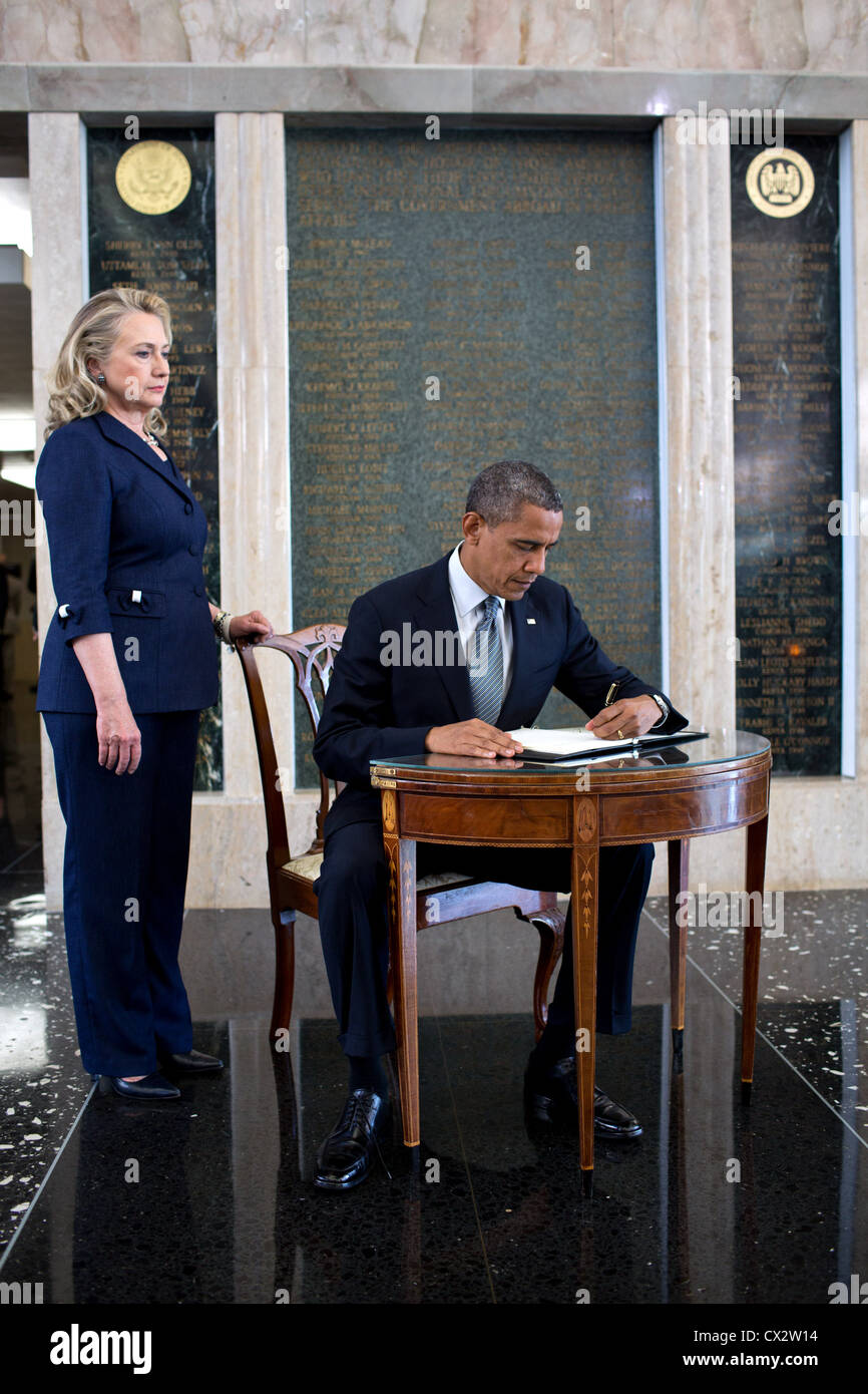 Präsident Barack Obama unterzeichnet ein Kondolenzbuch in Erinnerung an Botschafter Chris Stevens Stockfoto