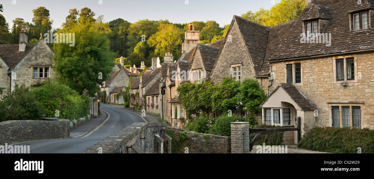 Malerischen Hütten in der schönen Cotswolds Dorf von Castle Combe, Wiltshire, England. Herbst (September) 2012. Stockfoto