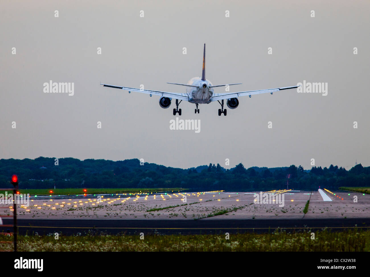 Passagierflugzeug nähert sich Düsseldorf International Airport. Deutschland. Stockfoto