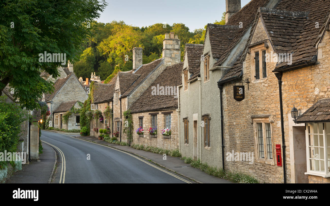 Schöne Ferienhäuser in den Cotswolds Dorf von Castle Combe, Wiltshire, England. September 2012. Stockfoto