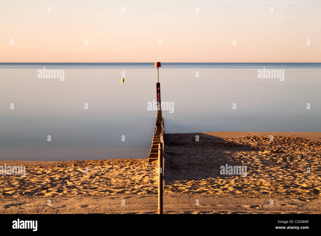 Suchen gerade nach unten die Buhne in Bournemouth im frühen Teil des morgens. Stockfoto