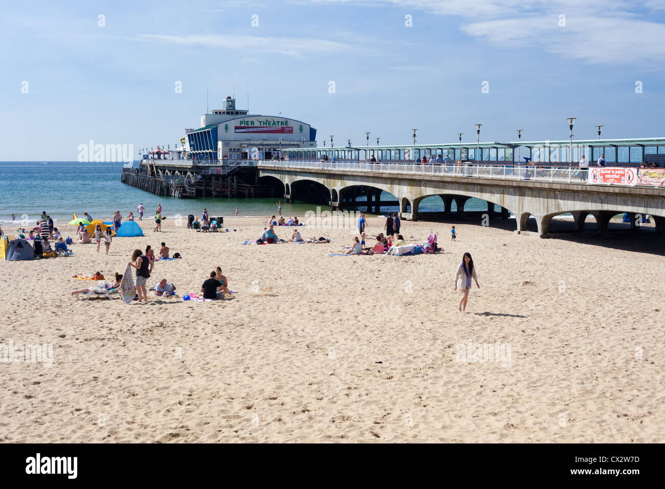 Bournemouth Pier und Strand Stockfoto