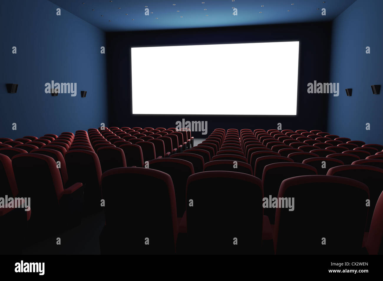 Im Inneren des Kinos. Mehrere leere Sitze wartet des Films auf dem weißen Bildschirm. Ihr Text oder ein Bild auf dem weißen Bildschirm. Stockfoto