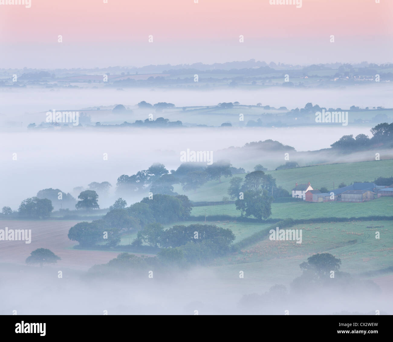 Bauernhaus und Nebel bedeckt Landschaft, Stockleigh Pomeroy, Devon, England. Herbst (September) 2012. Stockfoto