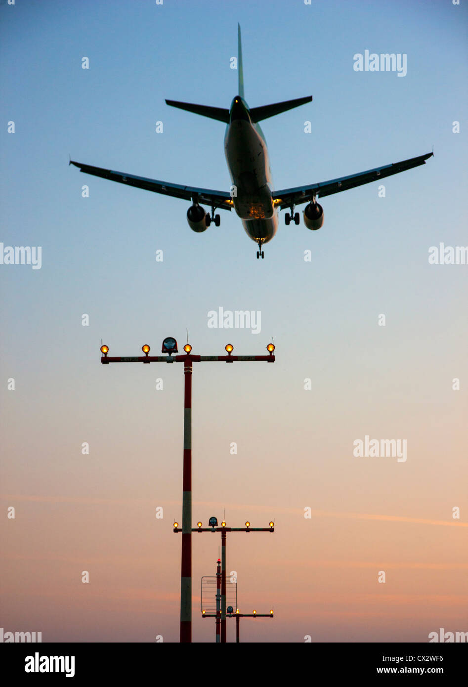 Passagierflugzeug nähert sich Düsseldorf International Airport. Deutschland. Stockfoto