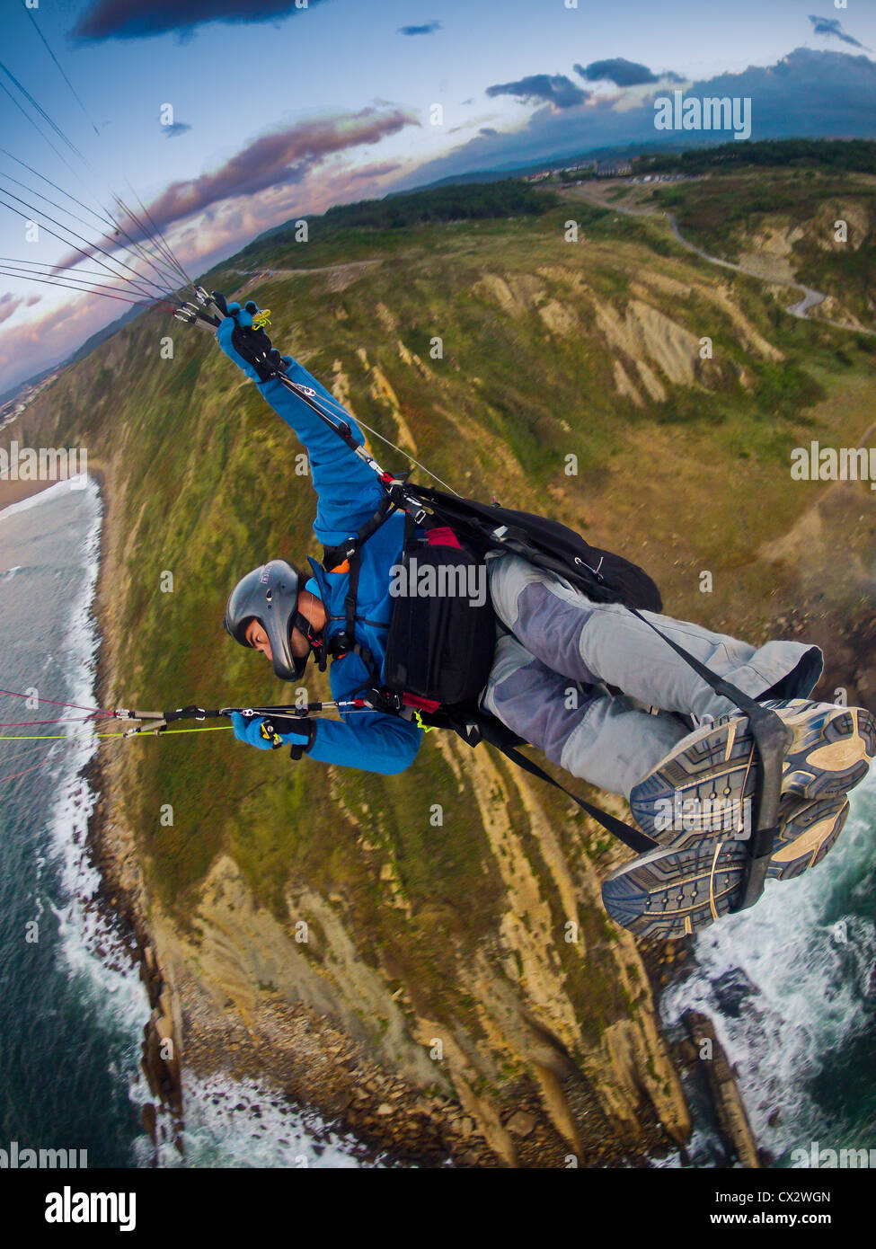 Paragliding, frei fliegen über der Küste von Spanien, Spelana, Baskenland, Himmel, Sport, gefährlich, Luft, Abenteuer Stockfoto