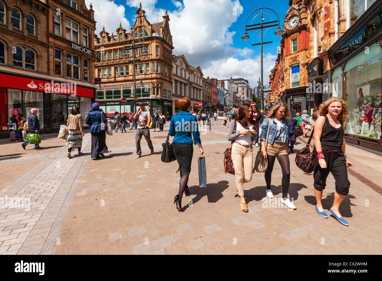 Shopper und Mittagessen Zeit Massen in Briggate, die wichtigste Einkaufsstraße der Stadt Leeds, West Yorkshire, England. Stockfoto