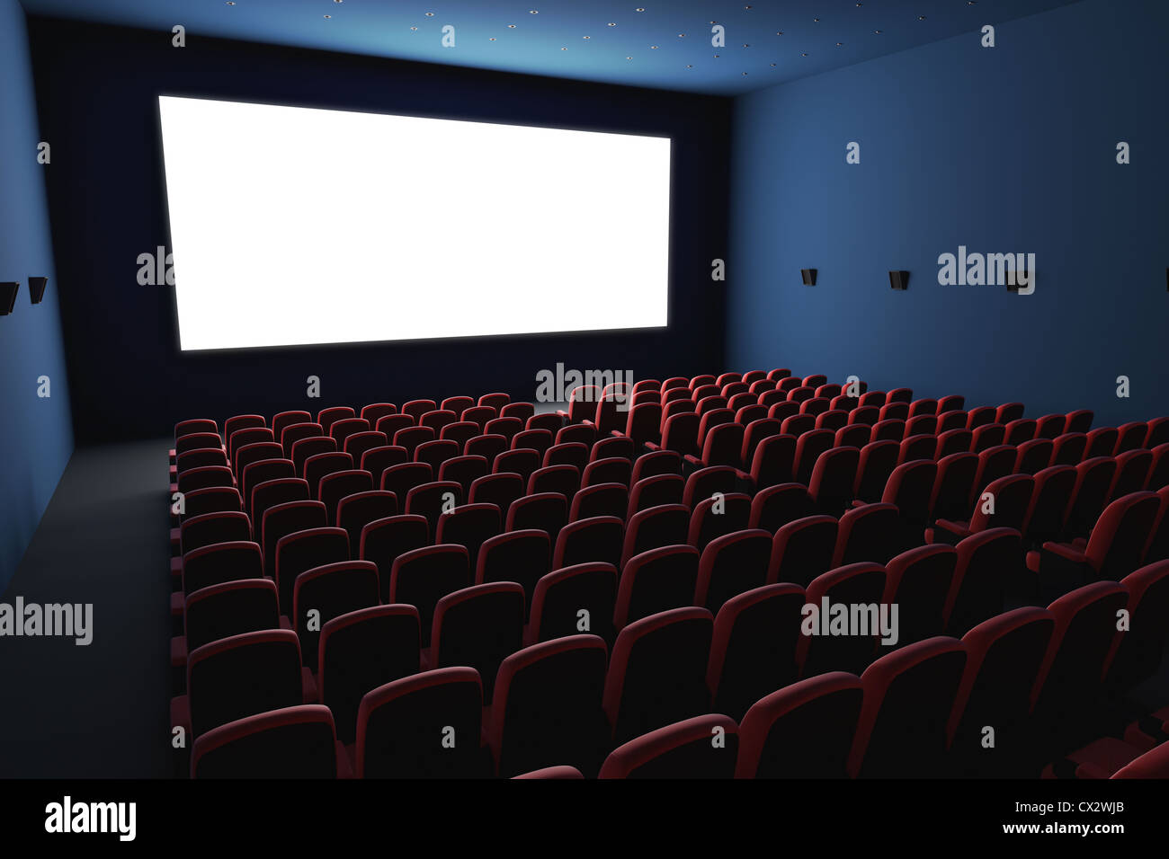 Im Inneren des Kinos. Mehrere leere Sitze wartet des Films auf dem weißen Bildschirm. Ihr Text oder ein Bild auf dem weißen Bildschirm. Stockfoto