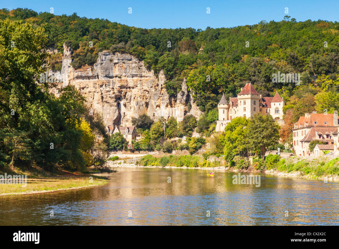 Der Fluss Dordogne in La Roque-Gageac, mit dem Chateau De La Marartrie am Ufer Flusses. Stockfoto