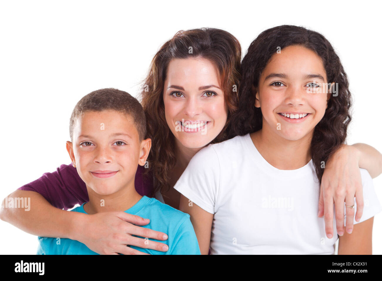 glückliche Mutter und Kinder in weiß Stockfoto