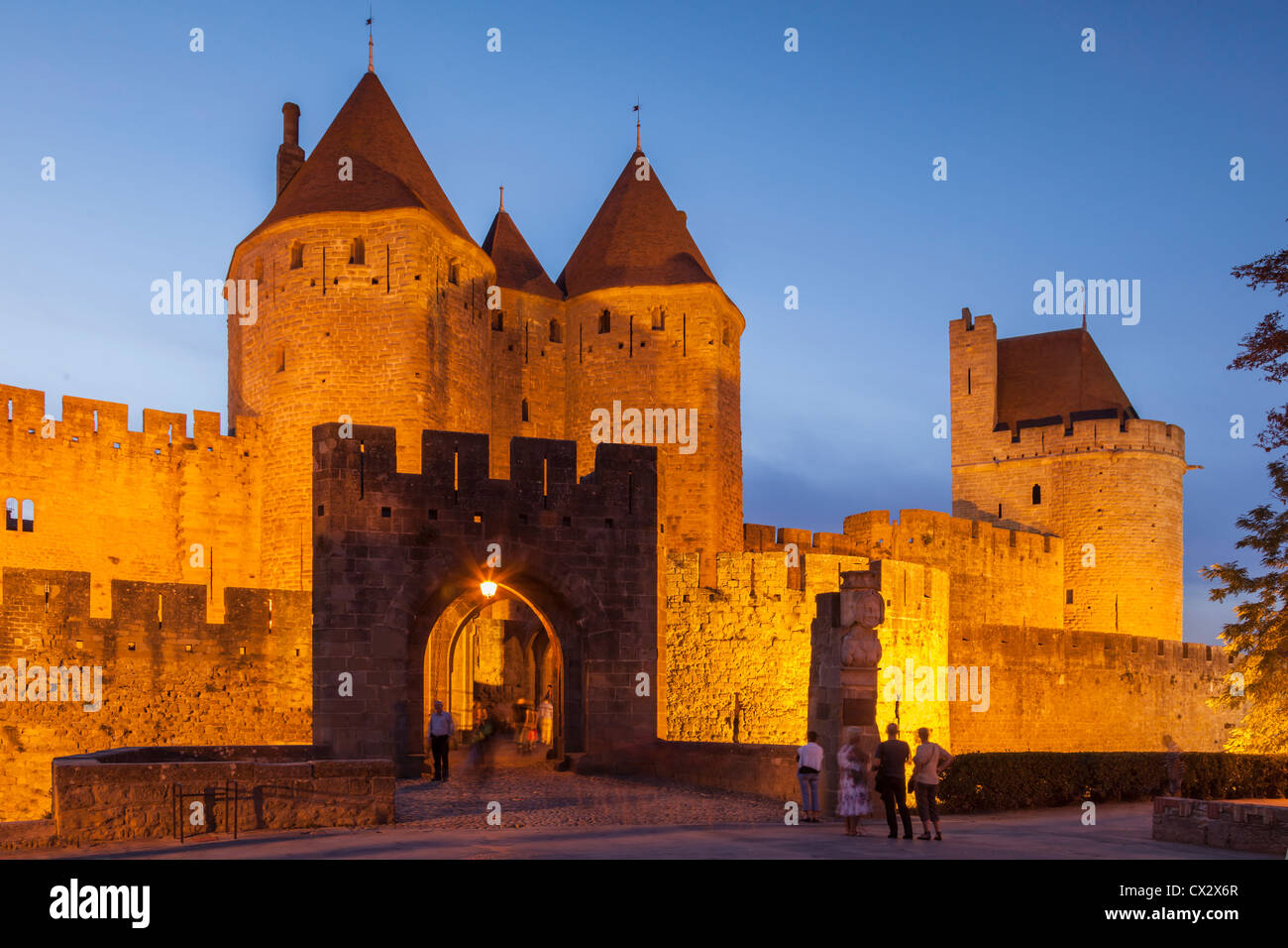 Die Porte Narbonnaise, der Haupteingang der alten befestigten Stadt Carcassonne, abends beleuchtet. Stockfoto