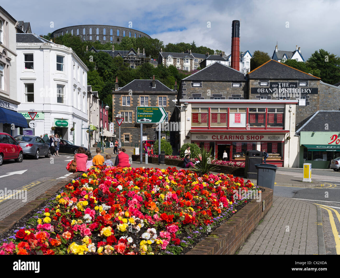 dh OBAN ARGYLL Oban Distillery McCaigs Tower Folly Whiskey Town schottischer Whisky Stockfoto