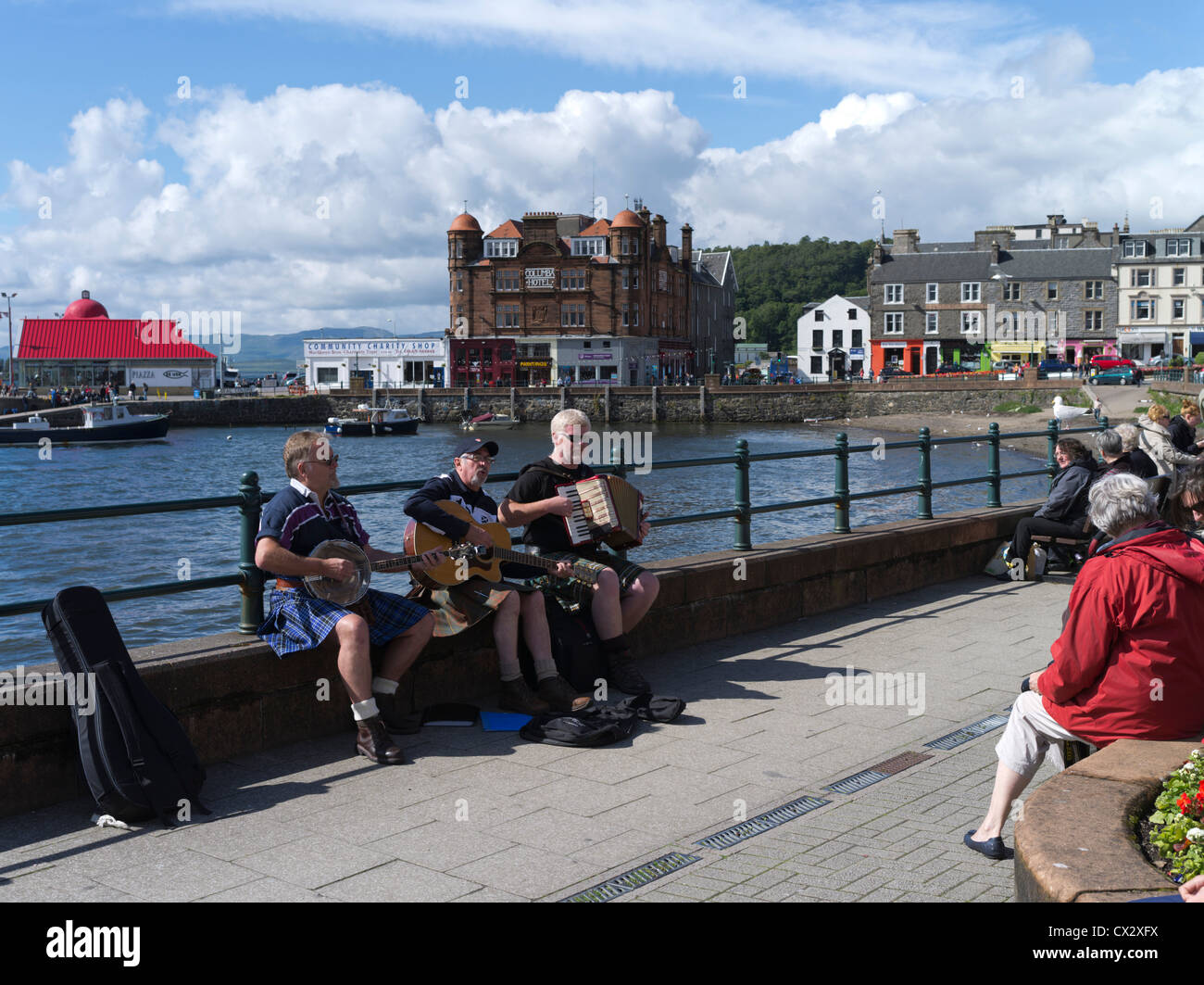 dh Harbour Seafront Schottland OBAN ARGYLL Entertainer und Touristen Urlaubsleute britische Urlauber besuchen Stockfoto