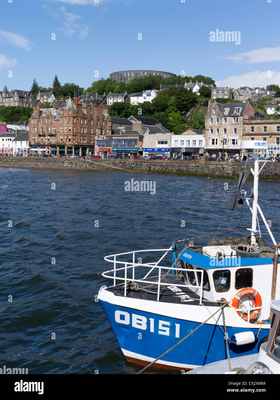 dh OBAN ARGYLL Oban Fischerboot Waterfront McCaigs Tower Folly Harbour schottland Stockfoto