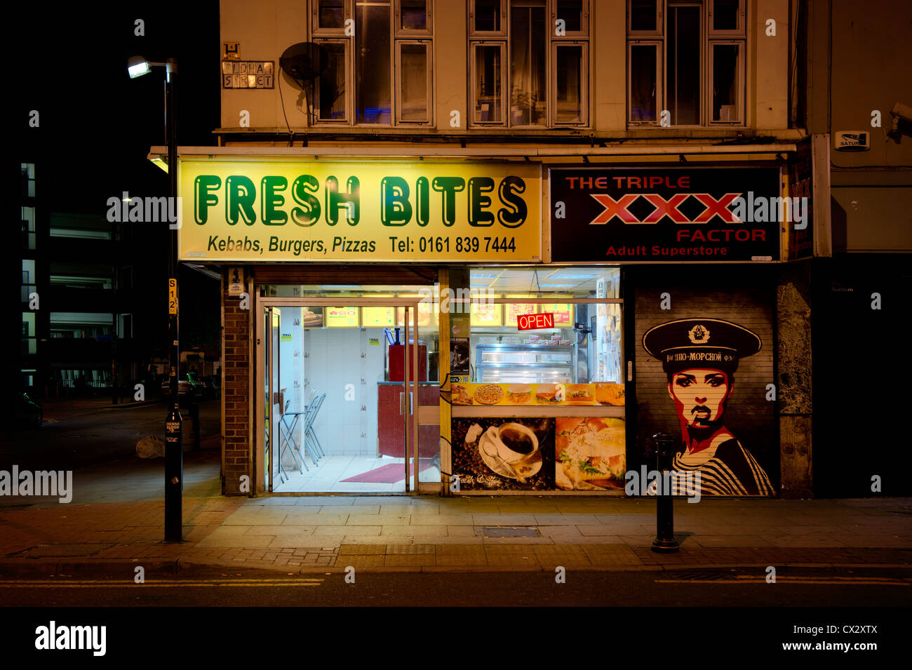 Nachtaufnahme von frischen Snacks zum Mitnehmen an der Oldham Street im Bereich Northern Quarter von Manchester City Centre. Stockfoto
