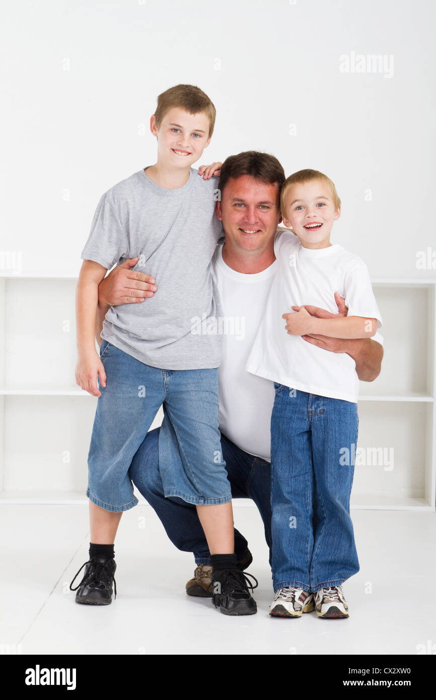 glücklicher Vater und Söhne zusammen Stockfoto