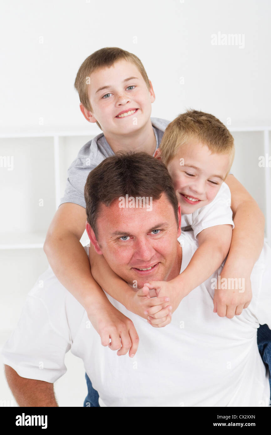 glücklicher Vater und Söhne zusammen Stockfoto