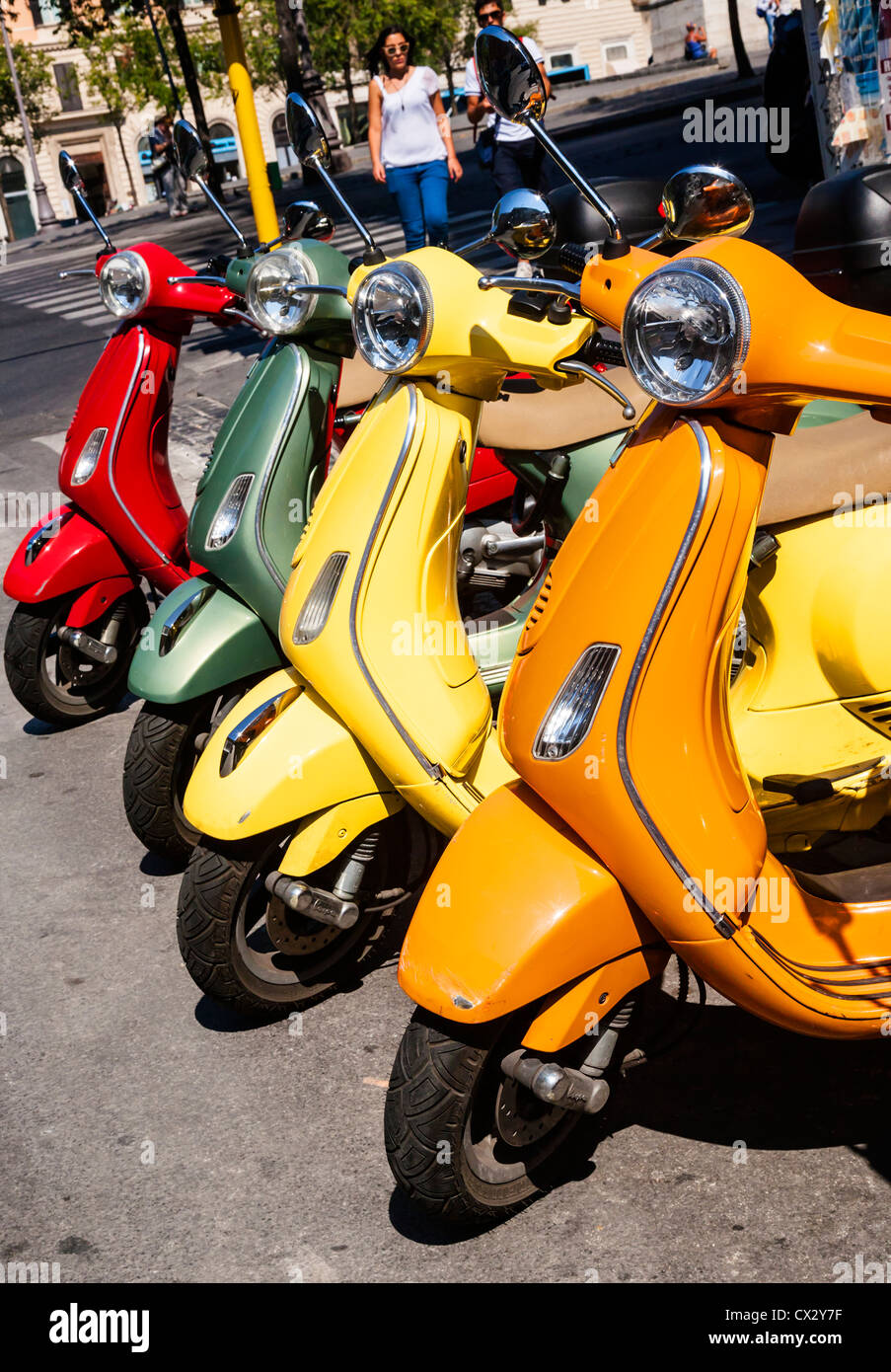Bunte klassische italienische Vespa Roller geparkt auf der Straße, Rom, Latium, Italien. Stockfoto