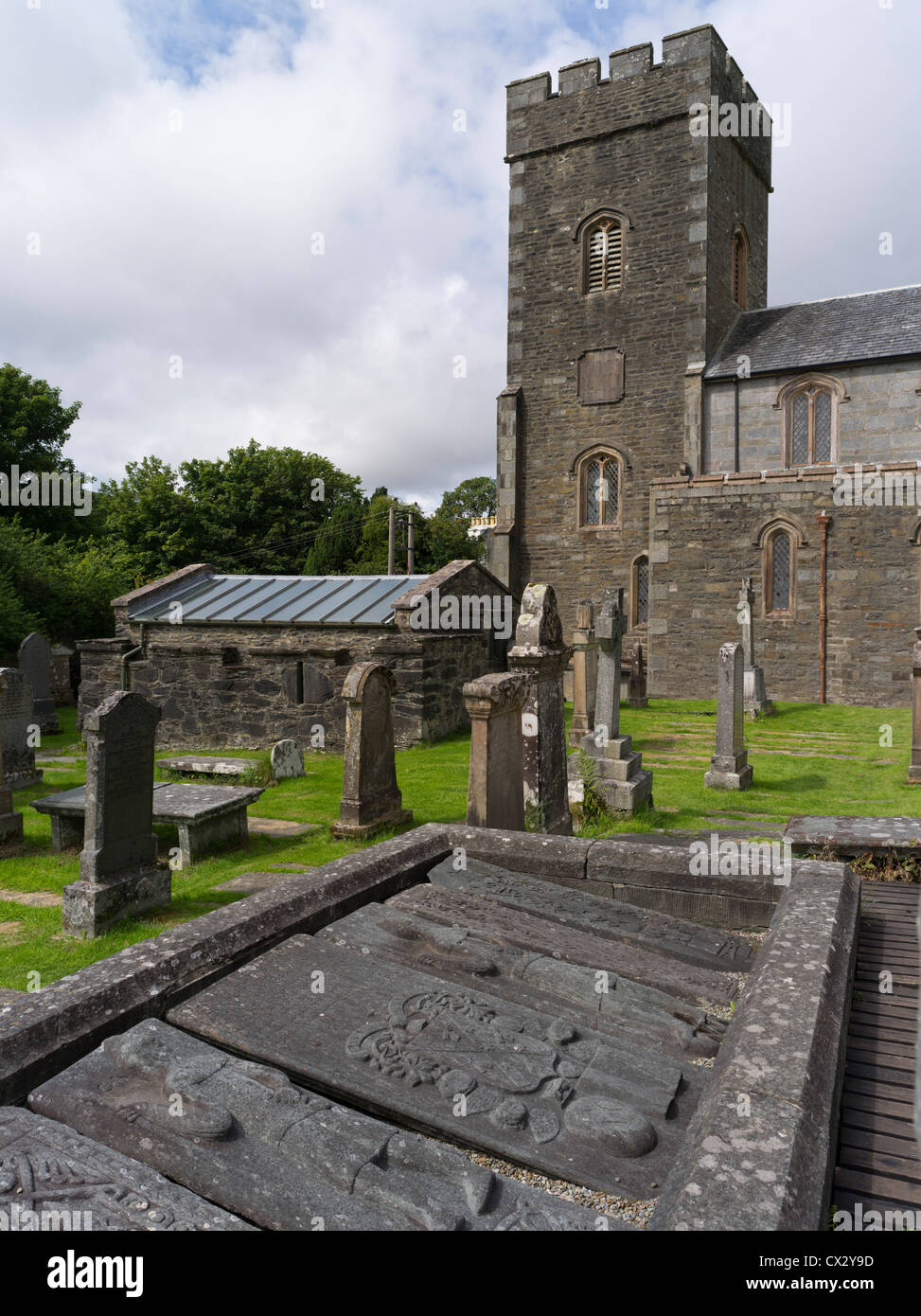 dh Scottish Graveyard Graveylabs KILMARTIN CHURCH ARGYLL Stones geschnitzte Platte verziert mittelalterliche Platten Grab Friedhof Grab Schottland Pfarrkirchen Stockfoto