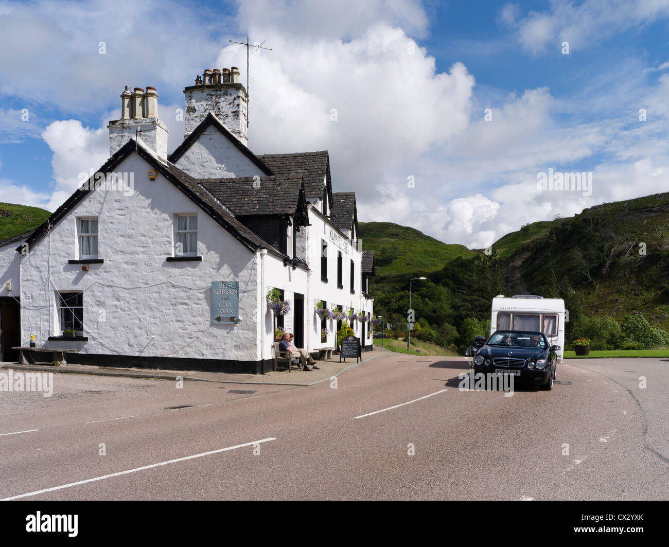 dh White Hotel Caravan schottland KILMARTIN ARGYLL schottische Touristen Touren Opentop Auto Schleppen Fahren Straße uk Highland fahren Besuch im Urlaub Stockfoto